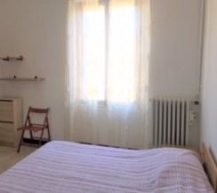 Libera da subito ampia e luminosa stanza matrimoniale in bell’appartamento tranquillissimo in via Solari (zona Barriera Bixio) a pochi min. dal centro storico di Parma, vicinissimo all’ospedale e comodo al campus Universitario.