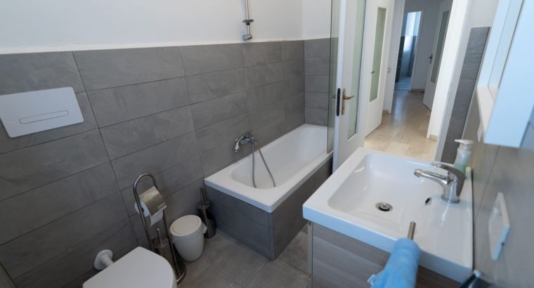 Residenza Savoia – PER LAVORATORI – Camera grande con bagno condiviso